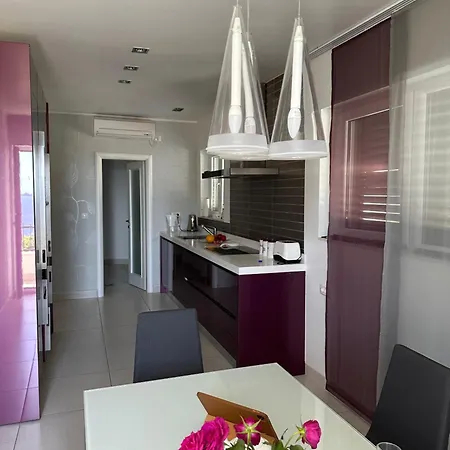 Spacious 1 Bedroom 4 Star Apartment, Mlini