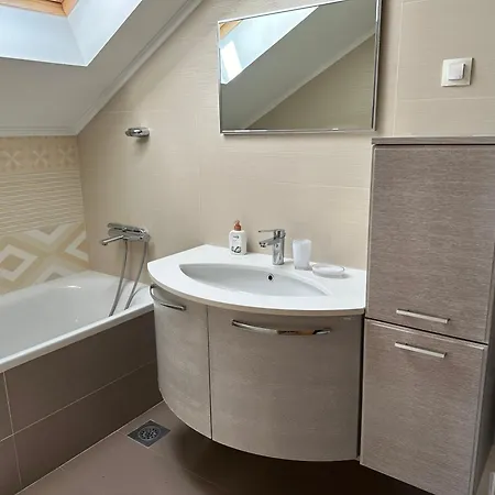 Spacious 1 Bedroom 4 Star Apartment, Appartement Mlini