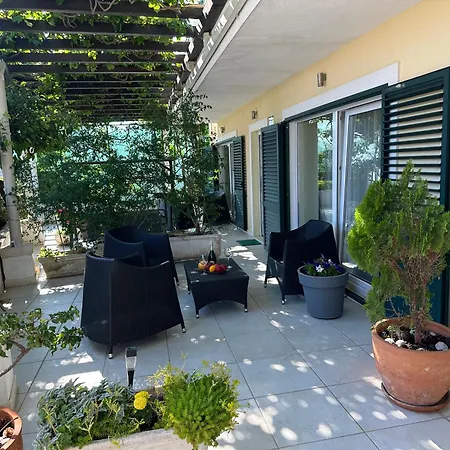 Spacious 1 Bedroom 4 Star Apartment,