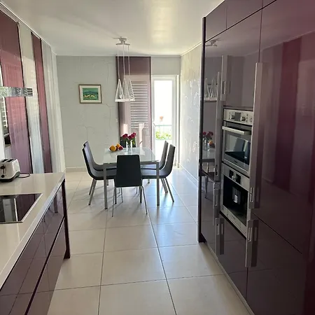 Spacious 1 Bedroom 4 Star Apartment, Mlini