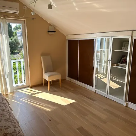 Spacious 1 Bedroom 4 Star Apartment, * Mlini