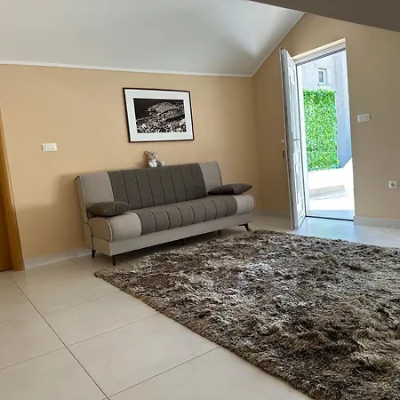 Apartment Spacious 1 Bedroom 4 Star Apartment, Mlini