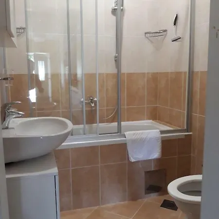 Spacious 1 Bedroom 4 Star Apartment,