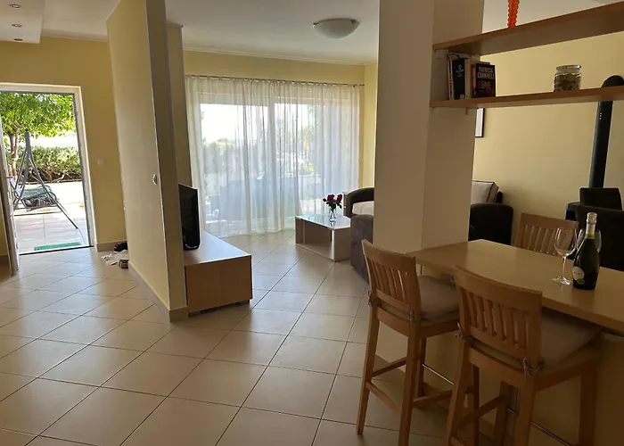 Spacious 1 Bedroom 4 Star Apartment, *