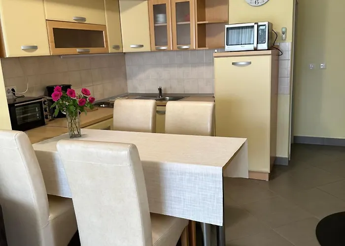 Spacious 1 Bedroom 4 Star Apartment, *