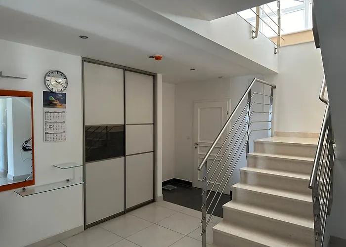 Spacious 1 Bedroom 4 Star Apartment, 公寓 *