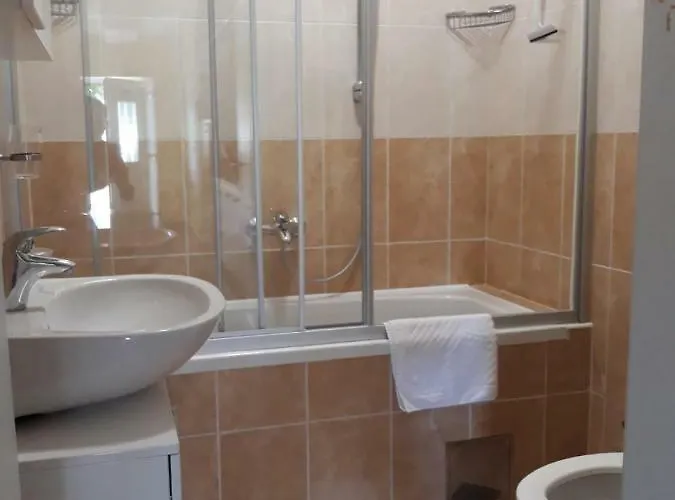 Spacious 1 Bedroom 4 Star Apartment,